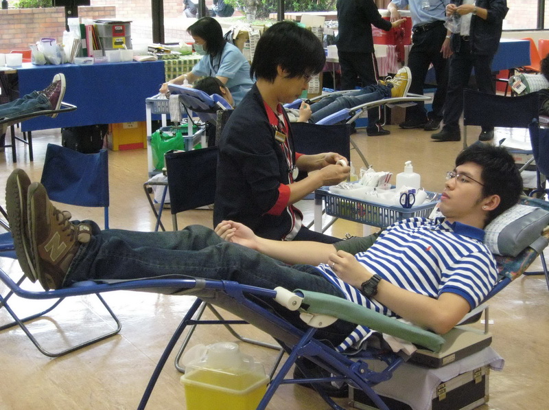 PolyU students and staff participating in the Blood Donation Week